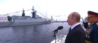 Путин принимает военно-морской парад