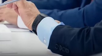 Президенту подарили российские умные часы