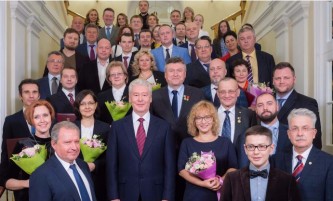 Собянин вручил премии московским медикам