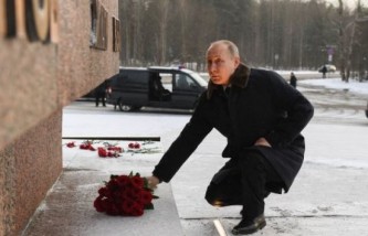 Владимир Путин возложил цветы у Рубежного камня
